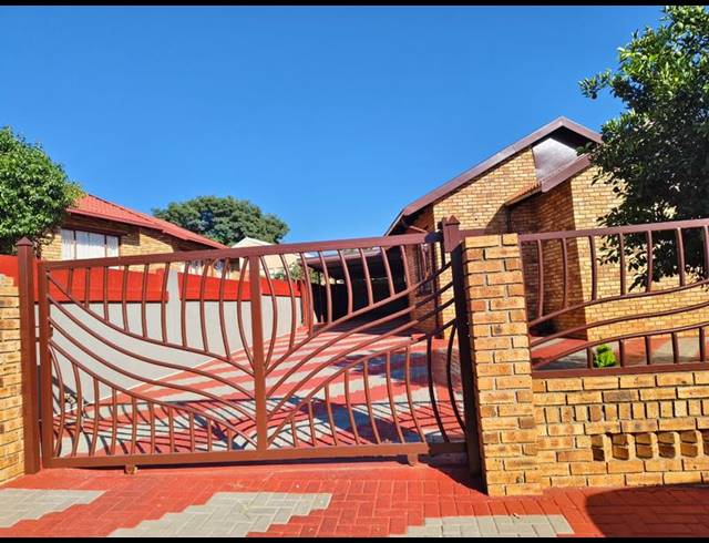 3 BEDROOM HOUSE FOR SALE IN GEELHOUTPARK